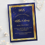 Geboortedatum: blauwe goudpartij uitnodiging briefkaart<br><div class="desc">Een donkerblauwe,  marineblauwe achtergrond. De blauwe kleur is ongelijk. Met een gouden lijst en gouden confetti sprinkle,  gouden gekleurde letters. Personaliseer en voeg geboortejaar,  naam,  partijgegevens toe.</div>