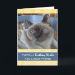 Geboortedatum: Friend, kat in wasmand Kaart<br><div class="desc">PURRfect Birthday wil vrienden. De kaart bevat een foto van een schattige Applehead Blue Point Siamese kat in een wasmand. Een wenskaart op jaarpapier voor een speciaal persoon die van alles houdt. Gele en witte vlakke achtergrond. Afbeelding en vers copyright © Shoaff Ballanger Studios.</div>