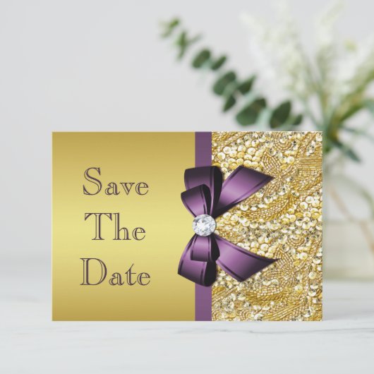 Geboortedatum: Gold Faux Sequin Paarse Bow Save The Date (Staand voorkant)