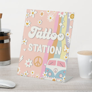 Geboortedatum Tattoo van Groovy Reclamebord Met Voetstuk
