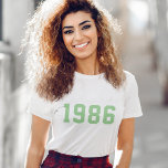 Geboortejaar | Aangepast groen modern minimalistis T-shirt<br><div class="desc">Stijlvolle,  trendy '1986' aangepast geboortejaar t-shirt in moderne,  minimalistische,  vette,  vette,  groene typografie van de studentenstijl. Het perfecte verjaardagsgeschenk om je geboortejaar,  je geboortejaar en je vintage te vieren,  dat je gemakkelijk kunt personaliseren met je eigen jaar.</div>