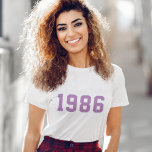 Geboortejaar | Modern Trendy Stylish Paars<br><div class="desc">Stijlvol,  trendy '1986' aangepast geboortejaar t-shirt in modern,  minimalistisch,  vet blokvormig tipografie in lila paars. Het perfecte verjaardagsgeschenk om je geboortejaar,  je geboortejaar en je vintage te vieren,  dat je gemakkelijk kunt personaliseren met je eigen jaar.</div>