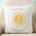 Geboortestatus Sunshine Sierkussen<br><div class="desc">Dit schattige baby kussen heeft een geel waterverf lachende zon. Gemakkelijk aan te passen met de naam van de baby en de geboortestatistieken maakt het een uitstekend cadeau voor een pasgeboren baby. Originele Waterverf © Michele Davies.</div>