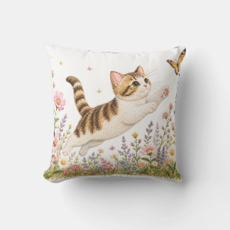 Geborduurd Kitten dat Vlinder najaagt in Wilde Blo Kussen