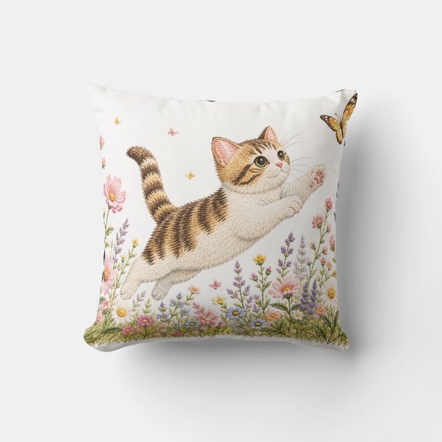 Geborduurd Kitten dat Vlinder najaagt in Wilde Blo Kussen (Voorkant)