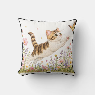 Geborduurd Kitten dat Vlinder najaagt in Wilde Blo Kussen