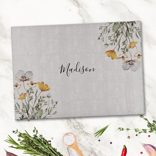Geborduurd mooi boeket van wilde bloemen snijplank