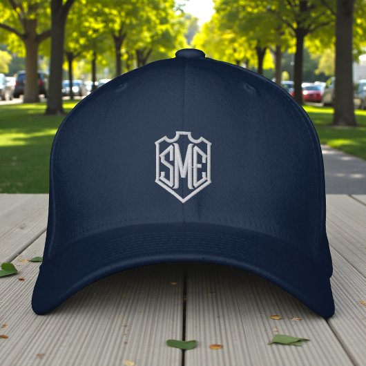 Geborduurde geschenken met monogram en familiewape pet