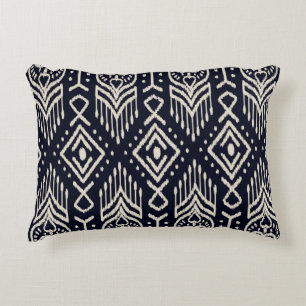 Geborduurde Ikat stof: etnische elegantie. Accent Kussen