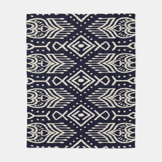 Geborduurde Ikat stof: etnische elegantie. Fleece Deken (Voorkant)