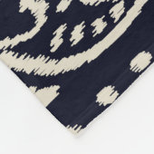 Geborduurde Ikat stof: etnische elegantie. Fleece Deken (Hoek)