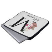Geborduurde Initiaal M Roze Boho Bloem Laptop Sleeve (Voorkant onderkant)