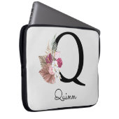 Geborduurde Initiaal Q Roze Boho Bloemig Laptop Sleeve (Voorkant Rechts)