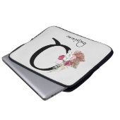 Geborduurde Initiaal Q Roze Boho Bloemig Laptop Sleeve (Voorkant onderkant)