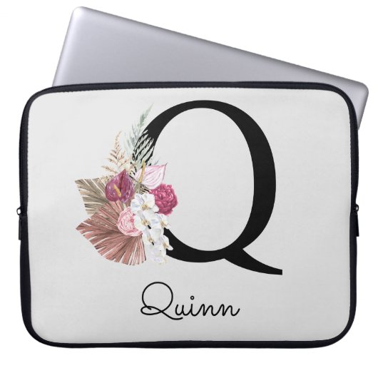 Geborduurde Initiaal Q Roze Boho Bloemig Laptop Sleeve (Voorkant)