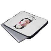 Geborduurde Initiaal S Roze Boho Bloemig Laptop Sleeve (Voorkant onderkant)