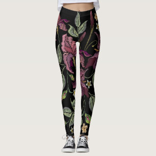 Geborduurde Paarse irissen zwarte achtergrond. Leggings