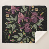 Geborduurde Paarse irissen zwarte achtergrond. Sherpa Deken (Voorkant (horizontaal))