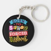 Geboren aan Scrap Geforceerd om te werken Scrapboo Sleutelhanger (Achterkant)
