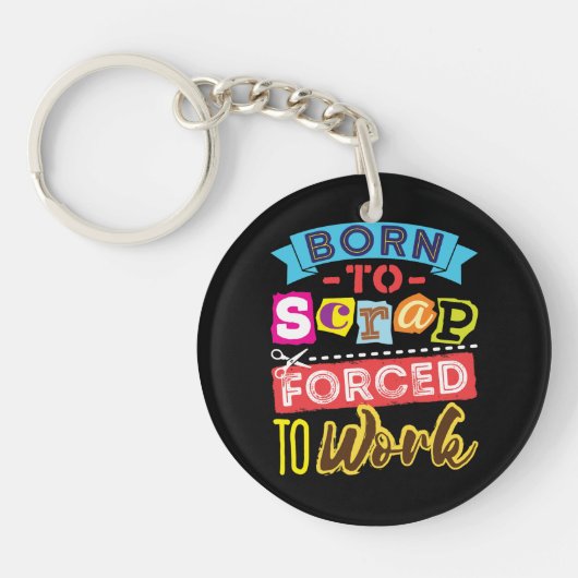 Geboren aan Scrap Geforceerd om te werken Scrapboo Sleutelhanger (Voorkant)