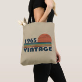 Geboren in 1965  60ste verjaardagscadeau tote bag (Dichtbij)