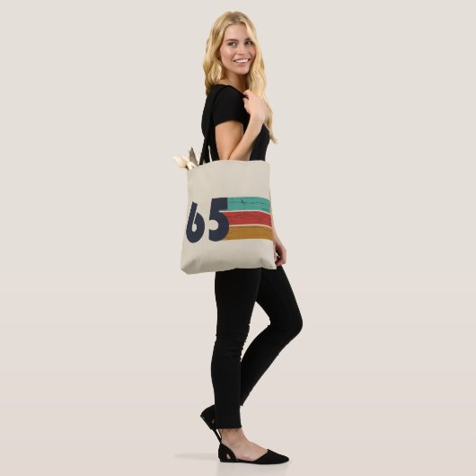 Geboren in 1965  60ste verjaardagscadeau tote bag (Op model)