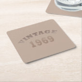 Geboren in 1969 op  verjaardag kartonnen onderzetters (Schuin)