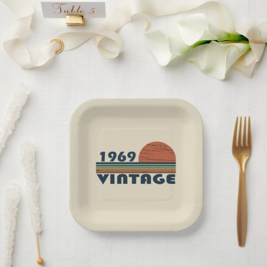 Geboren in 1969 op  verjaardag papieren bordje (Huwelijk)