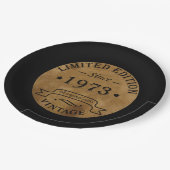 Geboren in 1973 op  verjaardag papieren bordje (Gekanteld)