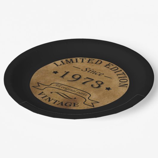 Geboren in 1973 op  verjaardag papieren bordje (Gekanteld)