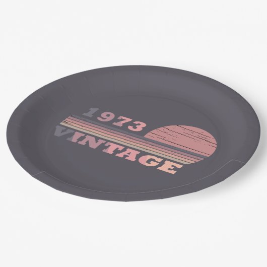 Geboren in 1973  verjaardagscadeau papieren bordje (Gekanteld)