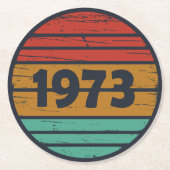 Geboren in 1973  verjaardagscadeau ronde kartonnen onderzetter (Voorkant)