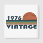 Geboren in 1976 klassieke retrosunset magneet<br><div class="desc">Je kunt een beetje originaliteit toevoegen aan je proefschrift met deze beperkte uitgave, het originele elegante sunset retro-look verjaardagsontwerp met geweldige typografie lettertekens. Het is een geweldig cadeauidee voor mannen, vrouwen, man, echtgenote vriendin, en een vriend die van dit eenvormig kunstwerk zal houden. Het beste unieke en grappige cadeau voor...</div>