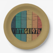 Geboren in 1976 op  verjaardag papieren bordje (Voorkant)