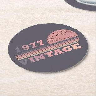Geboren in 1977 elegante moderne vintage verjaarda ronde kartonnen onderzetter