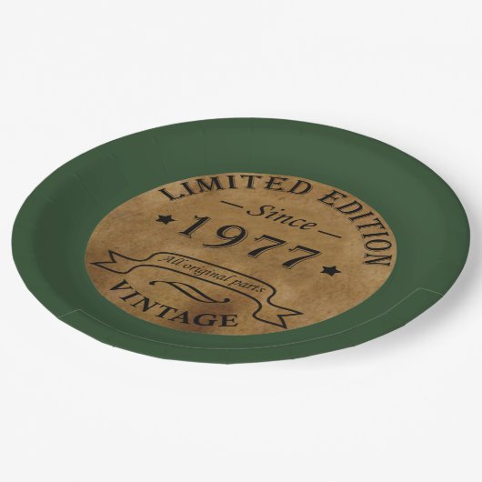 Geboren in 1977 op  verjaardag papieren bordje (Gekanteld)