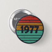 Geboren in 1977  verjaardagscadeau ronde button 5,7 cm (Voorkant /achterkant)