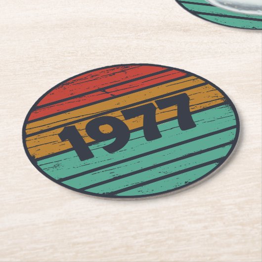 Geboren in 1977  verjaardagscadeau ronde kartonnen onderzetter (Gebogen)