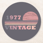 Geboren in 1977  verjaardagscadeau ronde kartonnen onderzetter (Voorkant)