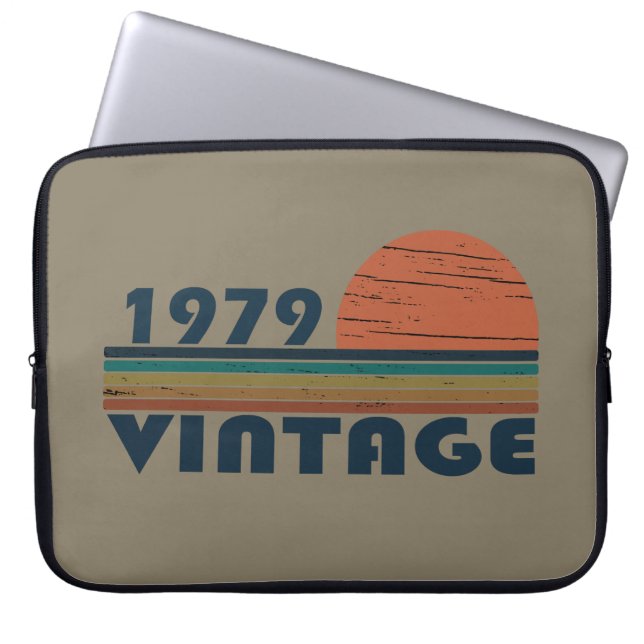 Geboren in 1979 op  verjaardag laptop sleeve (Voorkant)