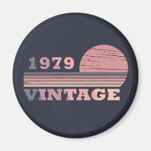 geboren in 1979  verjaardag roze en paars magneet