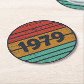 Geboren in 1979  verjaardagscadeau ronde kartonnen onderzetter (Gebogen)