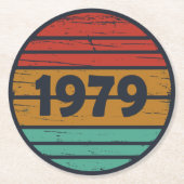 Geboren in 1979  verjaardagscadeau ronde kartonnen onderzetter (Voorkant)