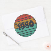 Geboren in 1980 verjaardagscadeau ronde sticker (Envelop)