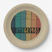 Geboren in 1983 op  verjaardag papieren bordje (Voorkant)