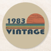 Geboren in 1983  verjaardagscadeau ronde kartonnen onderzetter (Voorkant)