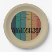 Geboren in 1984 op verjaardag papieren bordje (Voorkant)