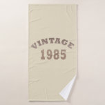 Geboren in 1985  40ste verjaardagscadeau badhanddoek<br><div class="desc">Dit moderne grafisch ontwerp met geweldige typografie lettertype belettering kan originaliteit toevoegen aan uw garderobe collectie. Het is een geweldig cadeau-idee voor mannen, vrouwen, echtgenoten, vrouwen, vriendinnen en vriendjes die dol zijn op dit unieke kunstwerk. Het is het leukste en leukste vakantie cadeau voor je verjaardagsfeestje. Als je dit kunstwerk...</div>