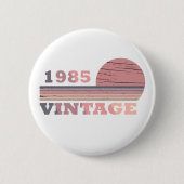 geboren in 1985  verjaardag roze en paars ronde button 5,7 cm (Voorkant)