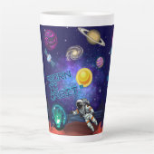 GEBOREN IN EEN BAAN OM DE AARDE LATTE MOK (Voorkant)